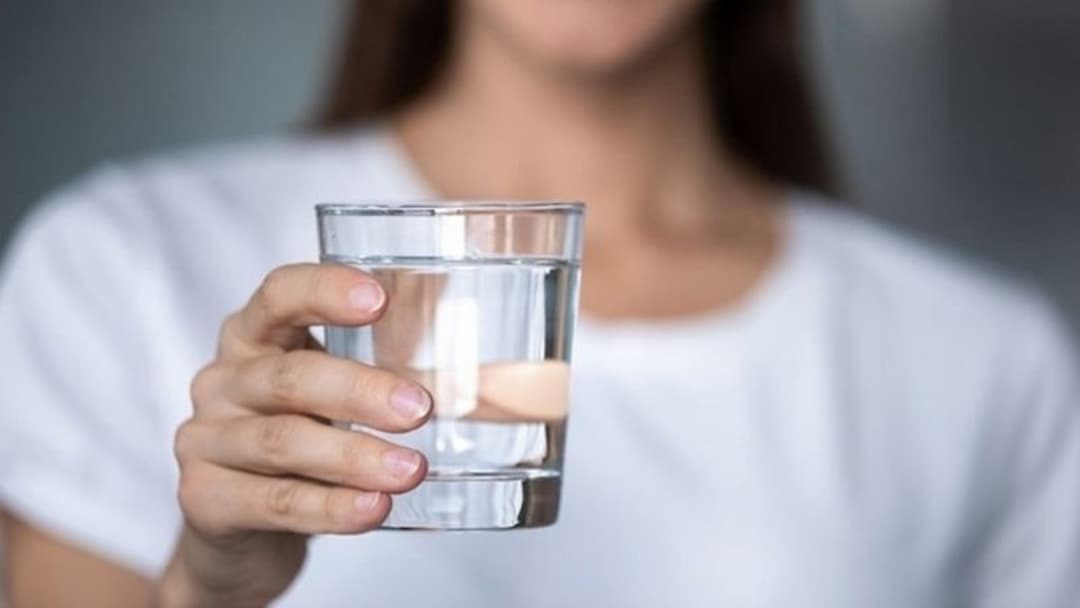 Uống đủ nước giúp cải thiện tình trạng da khô tróc vảy