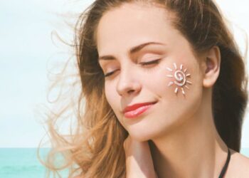 Da nhạy cảm nên chọn kem chống nắng vật lý hay hóa học