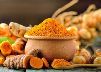 Tẩy tế bào chết body bằng nghệ và cam