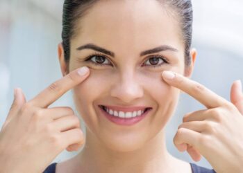 Trị thâm mắt bằng mặt nạ dưa leo